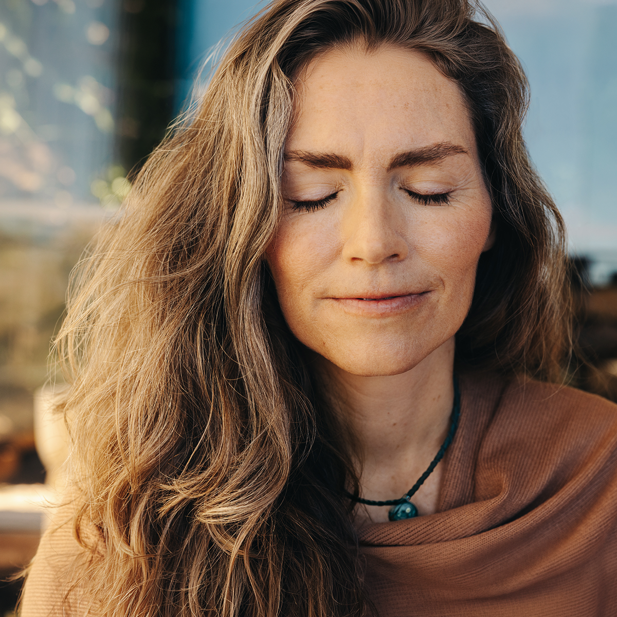 Frau atmet durch – Prävention und zu sich sorge tragen.