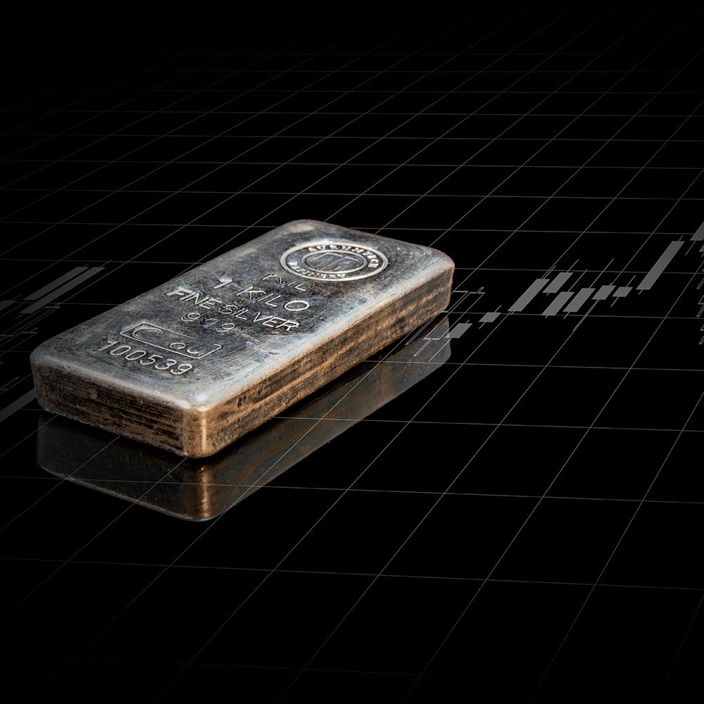 Silberbarren – darunter eine digitale Kursanzeige mit Kursschwankung