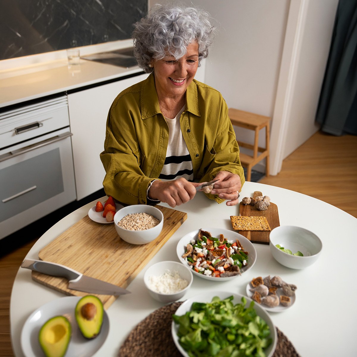 Vorbereiten von einem Salat in der Küche