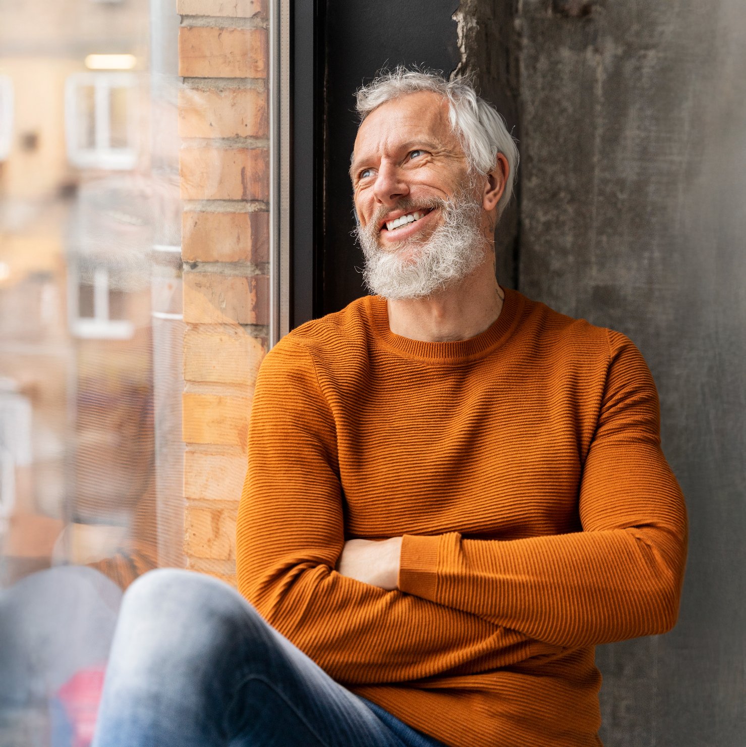 Mann im orangen Pulli am entspannen und fasten