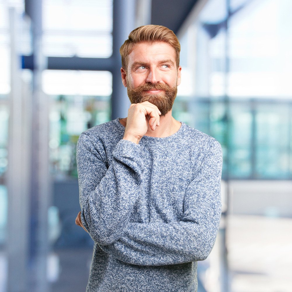 Mann fragt sich wie er sein Geld anlegen will. Silber oder Gold?