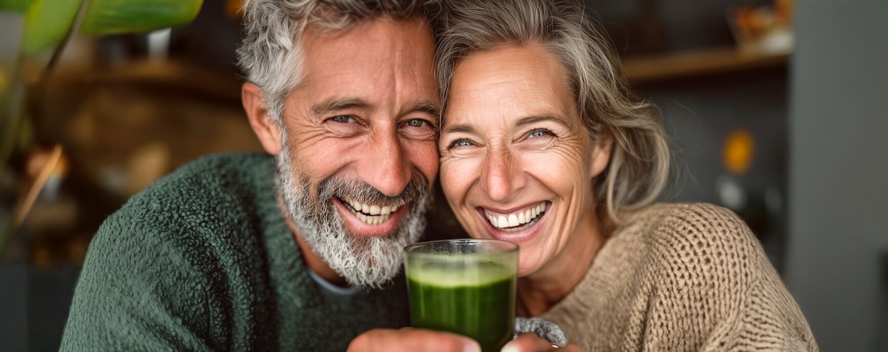 paar-mit-gruenem-smoothie-lachend.jpg