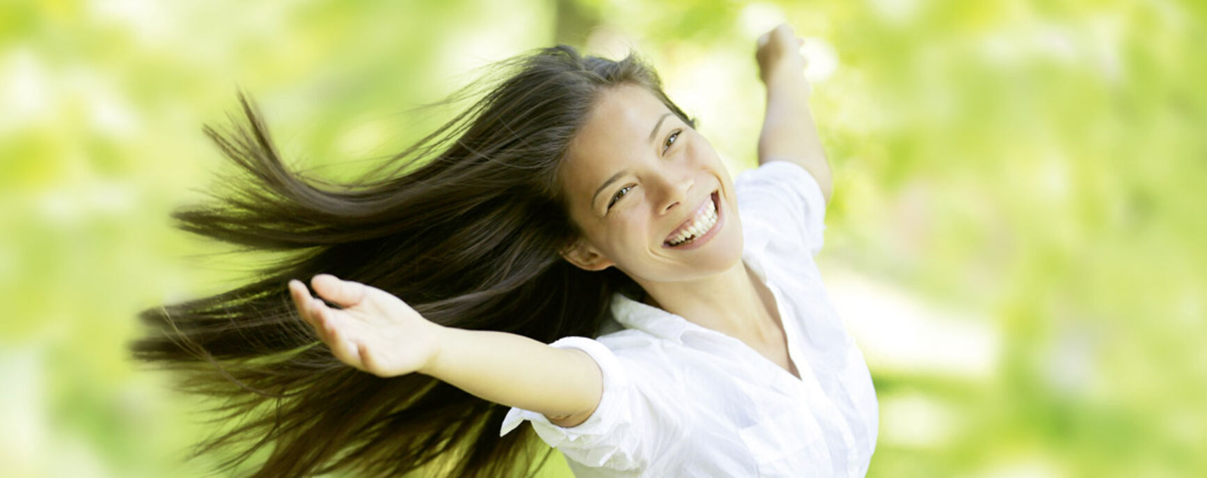 frau_vital_lachen_basischessen_panorama.jpg
