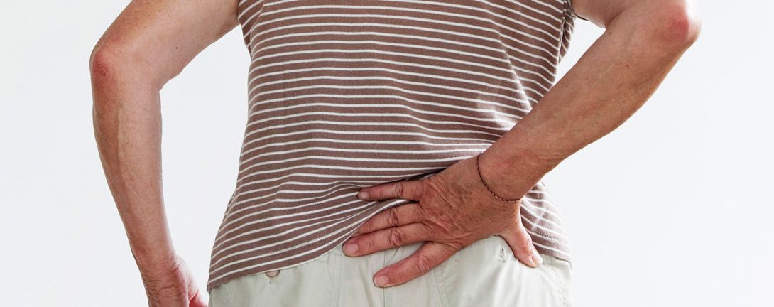 rueckenschmerzen_frau_osteoporose_web.jpg